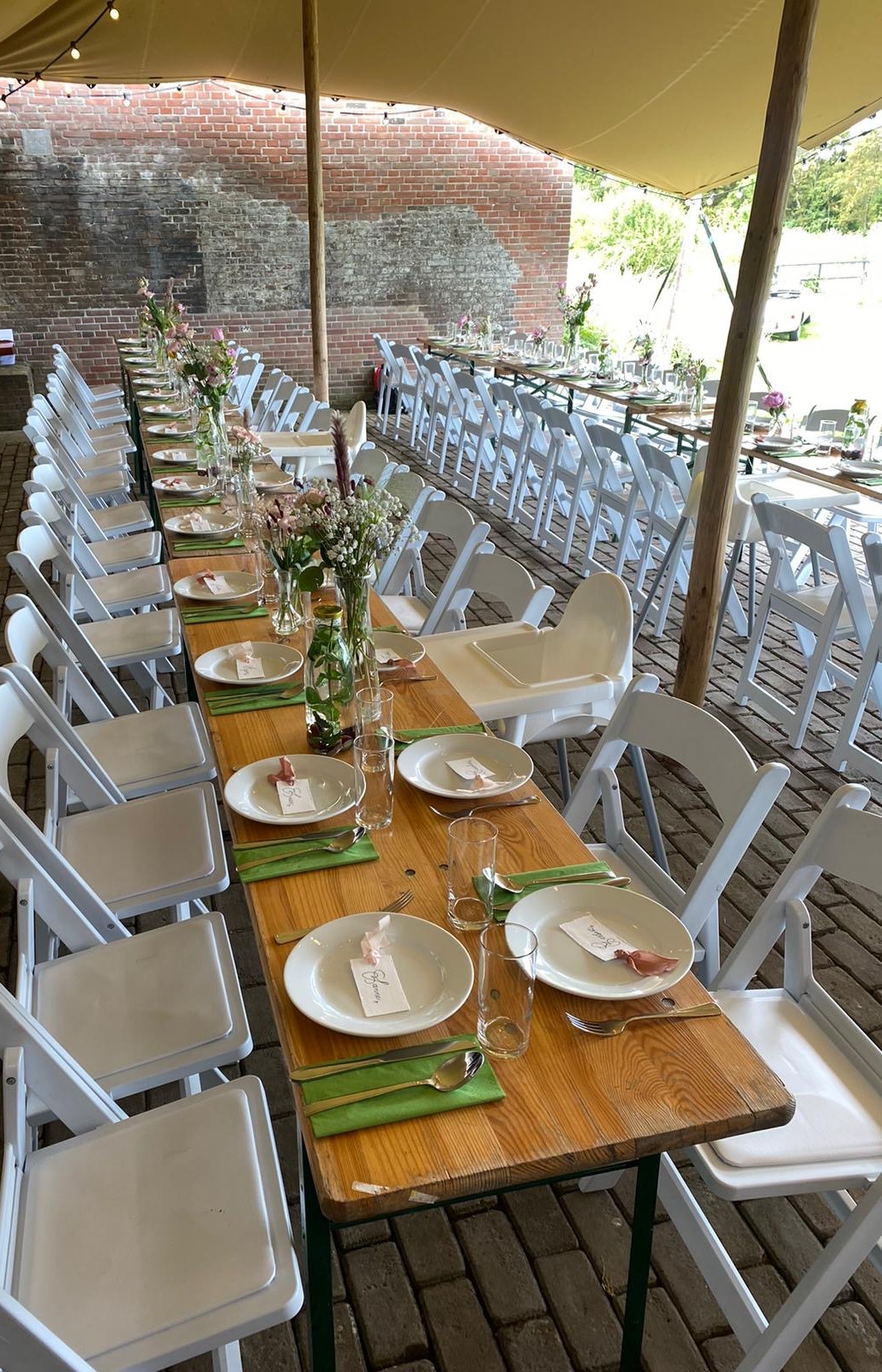 20240927143458-Weddingchair wit + klaptafel.biertafel.JPG aagepast